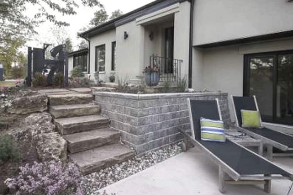 Caledon Cabin | Charming Bed and Breakfast Rental near to the Caledon Hills, Ontario