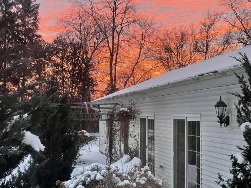 Elkhorn Cabin | Charming Bed and Breakfast Accommodation near Lake Geneva, Wisconsin