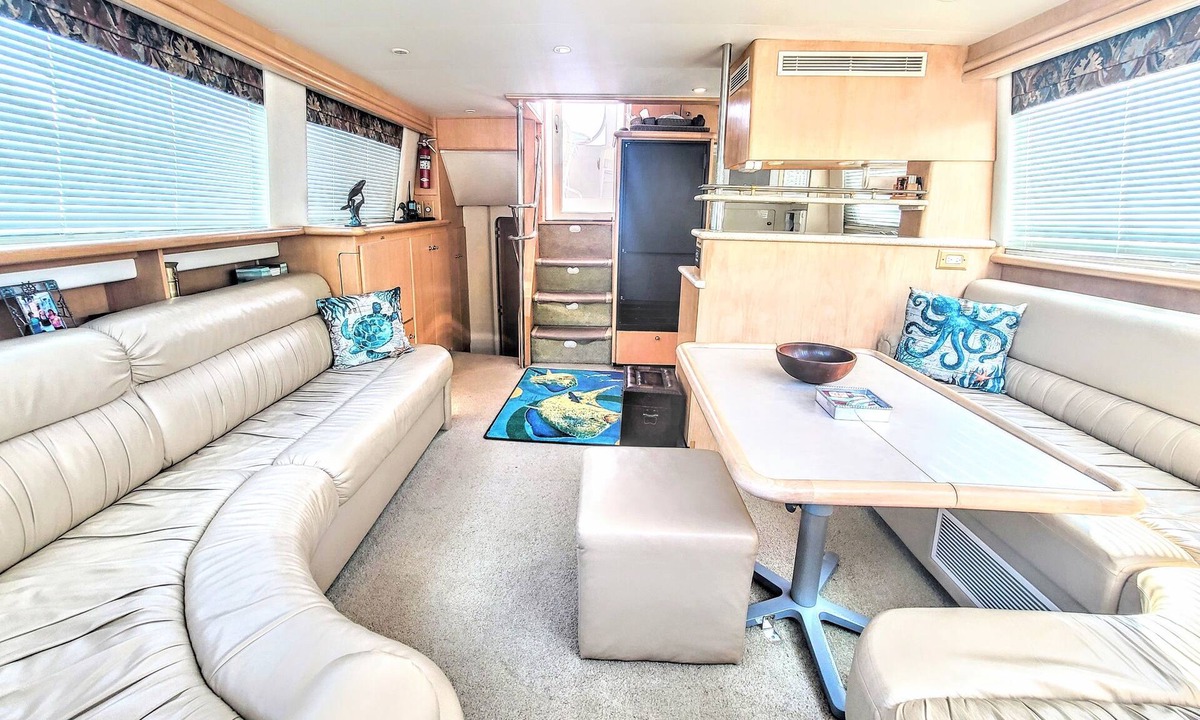 Cincinnati Boat Rental | Charming boat with AC in Cincinnati - Perfect for a unique getaway