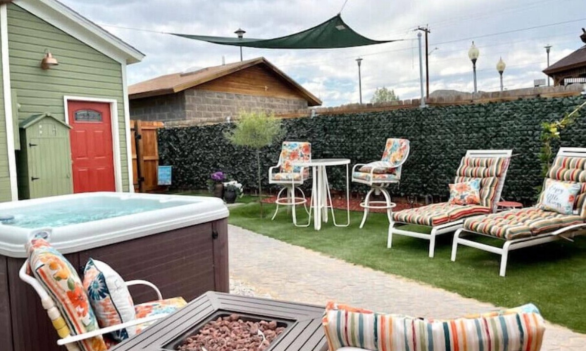 De Beque Hotel | Charming Boutique Hotel with Private Hot Tub