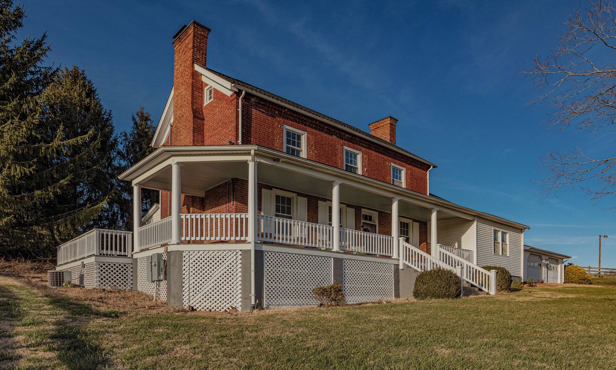 Rockbridge Baths House | Charming Brick Farmhouse w/Wraparound Porch in Brownsburg VA! WIFI & AC