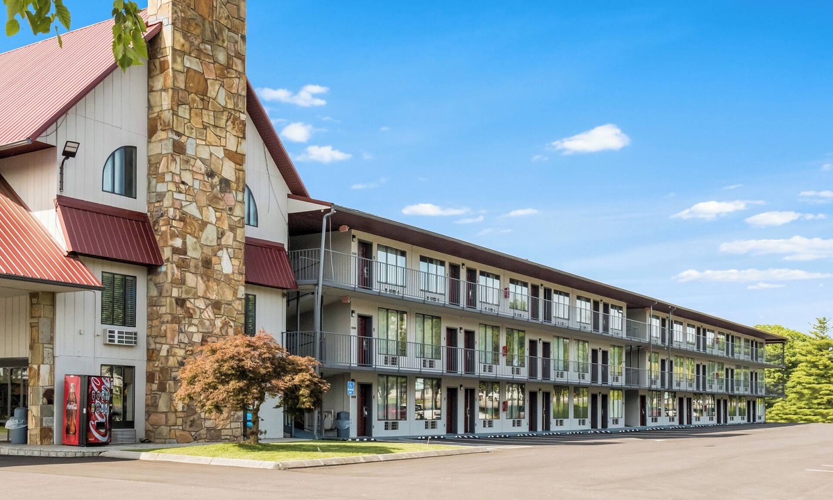 Dandridge Hotel | Charming Budget Room – Close to Dollywood & Local Activities