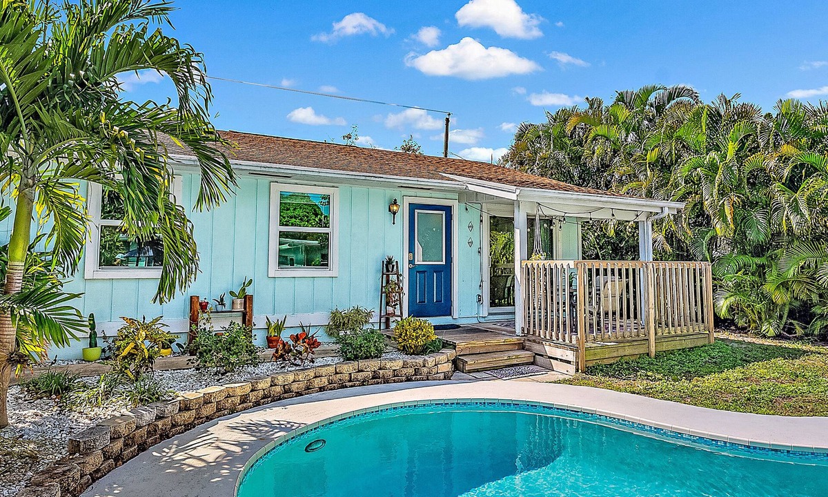 Florida North Atlantic Coast House | Charming Bungalow w/Pool in North Palm Beach