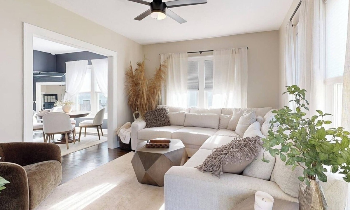 Bloomington House | Charming Bungalow, PRIME LOCATION walk to ISU & IWU, Playground Across Street