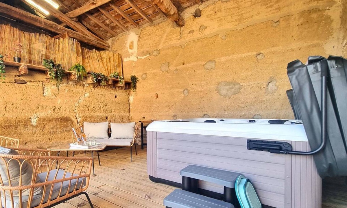 Saint-Cyr-les-Vignes Cottage | Charming Cottage with SPA and Private Parking in the Countryside