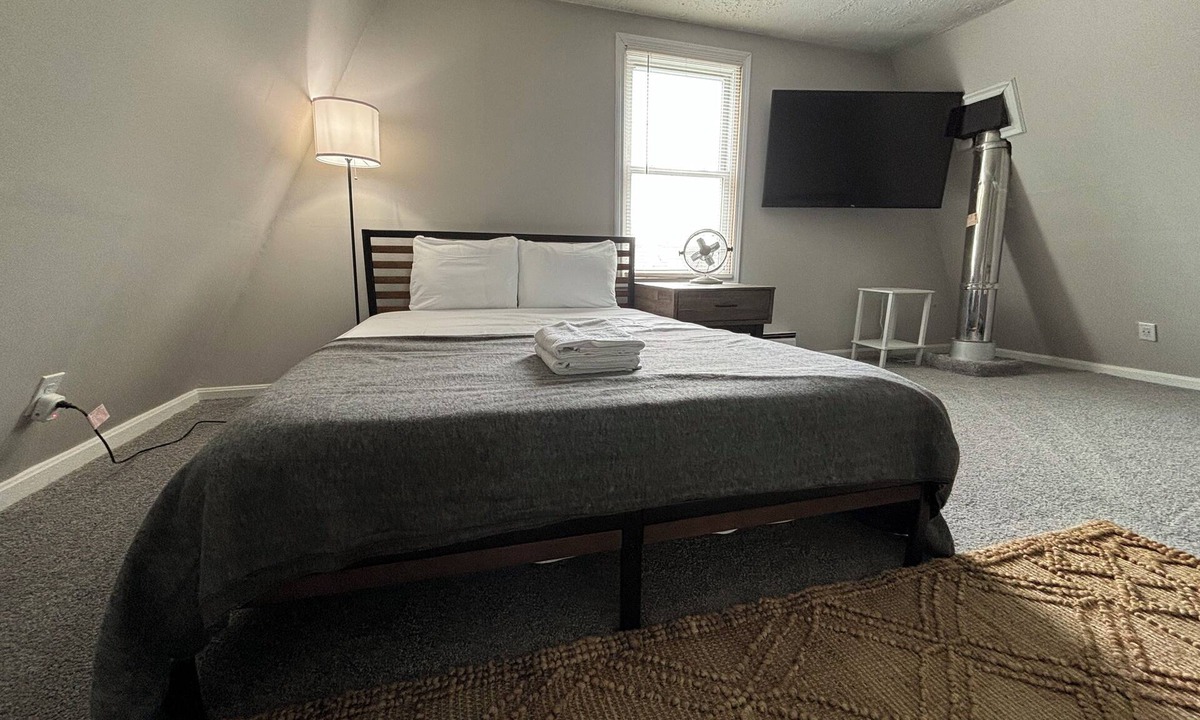 Gypsum Cabin | Charming Cabin in Crystal RocknSleeps 10 w/hot tub and terrace balcony!