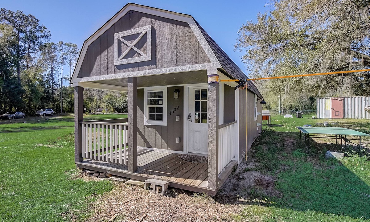 Spring Hill Cabin | Charming cabin in Spring Hill with AC, WiFi, Corgis, Chickens, Star view