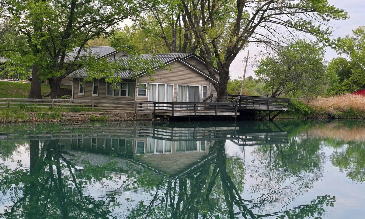 Coatsville House | Charming Cabin on Private Pond – 2 Miles from Lake Rathbun, Southern Iowa