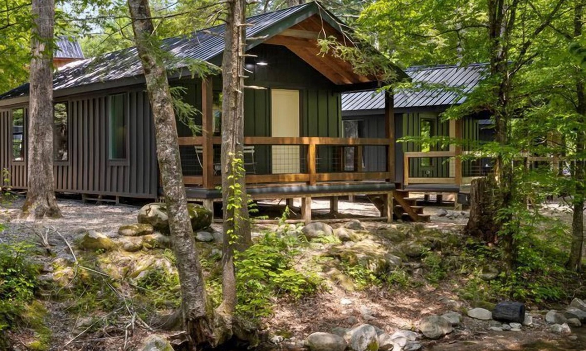 Rocky Grove Cabin | Charming Cabin Rental with Stream Access for Romantic Getaways near Pigeon Forge, Tennessee