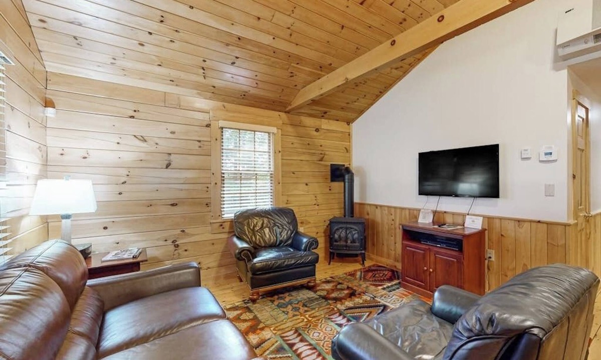 Northport Cabin | Charming cabin retreat with fireplace, kitchen, nearby hiking - dog-friendly