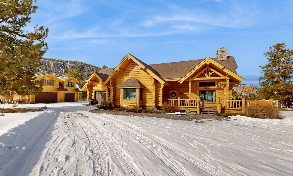 South Fork House | Charming cabin surrounded by trees with deck, grill, fireplace, games, & W/D