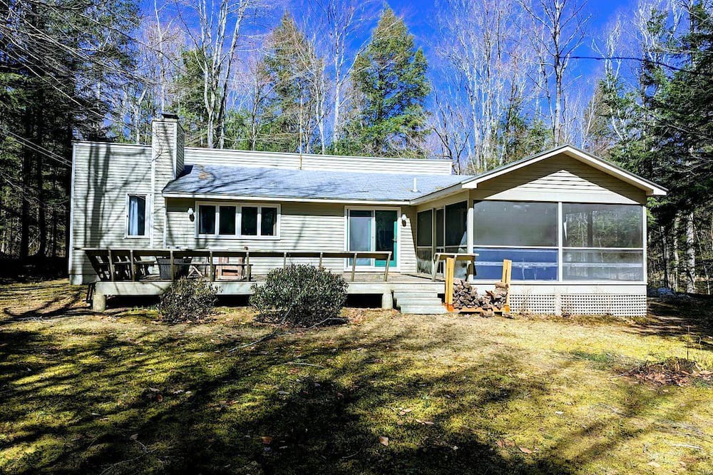 North Woodstock Cabin | Charming Cabin with Games Room in North Woodstock, New Hampshire, Ideal for Relaxing Getaways in Nature