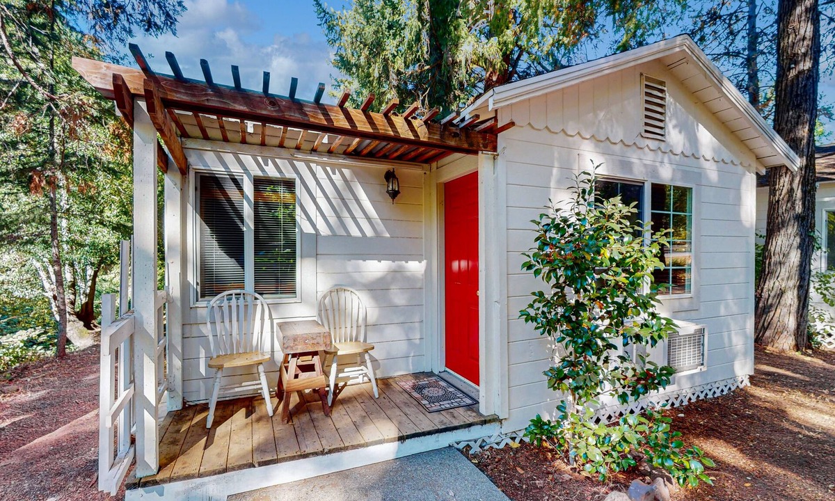 Cobb Apartment | Charming cabin with King Bed, WIFI situated along the natural spring.