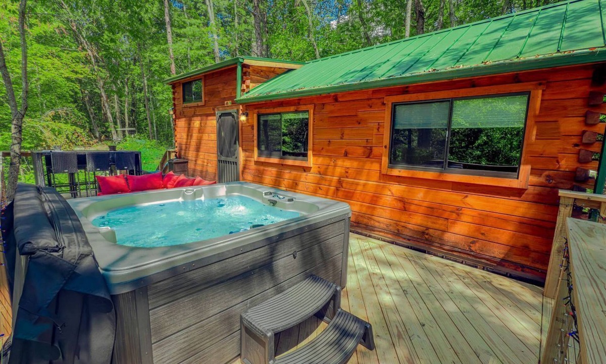 Campton Cabin | Charming Cabin with Private Hot Tub Near Red River Gorge in Campton, Kentucky