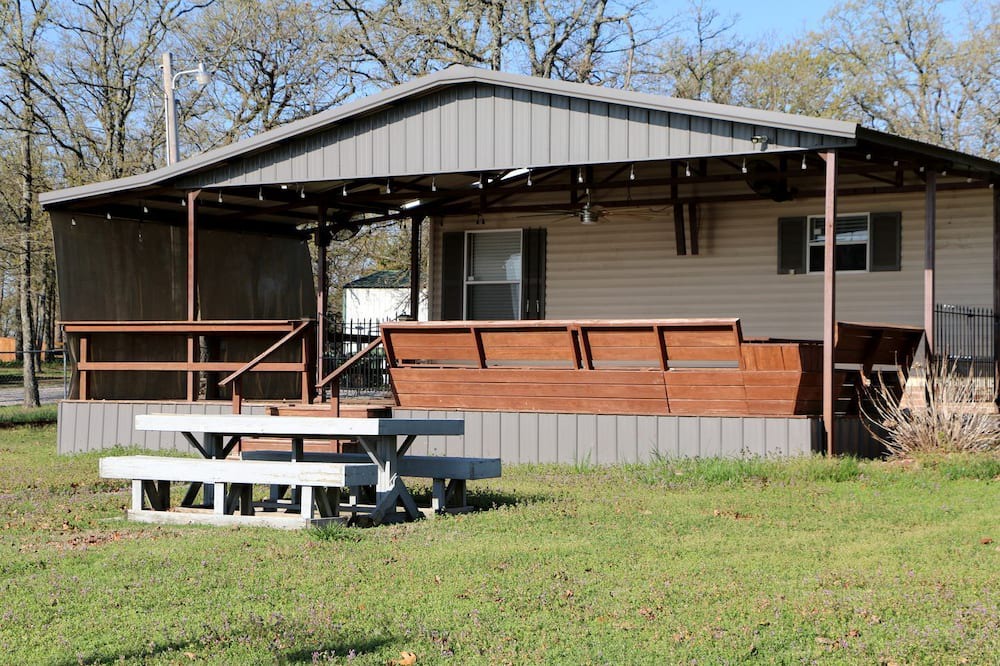 Shawnee House | Charming Cabin with Private Dock on Lake for Lovely Family Glamping Near Oklahoma City