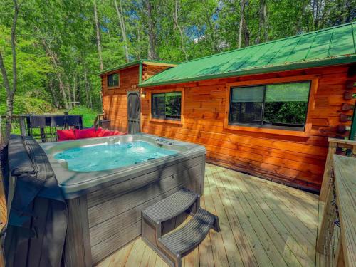 Campton House | Charming Cabin with Private Hot Tub Near Red River Gorge in Campton, Kentucky