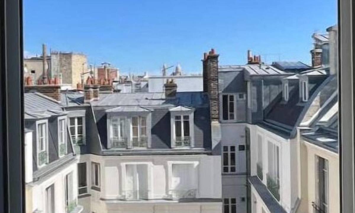 L'Europe Apartment | Charming, calm and bright studio with view over the rooftops of Montmartre