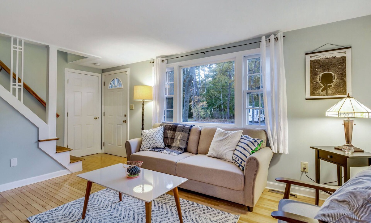 East Falmouth House | Charming Cape Cod get away on Great Pond with porch!