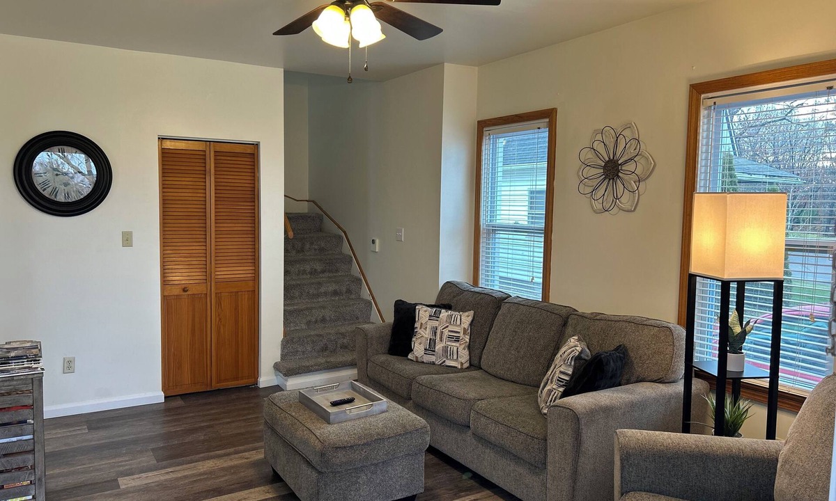 Grove City House | Charming Cape Cod - Walking Distance to GCC