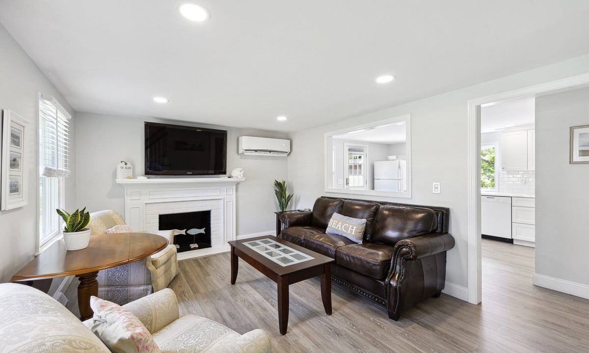 Hyannis House | Charming Cape 🌞 With Beach Pass Included, Close to Beaches and Downtown
