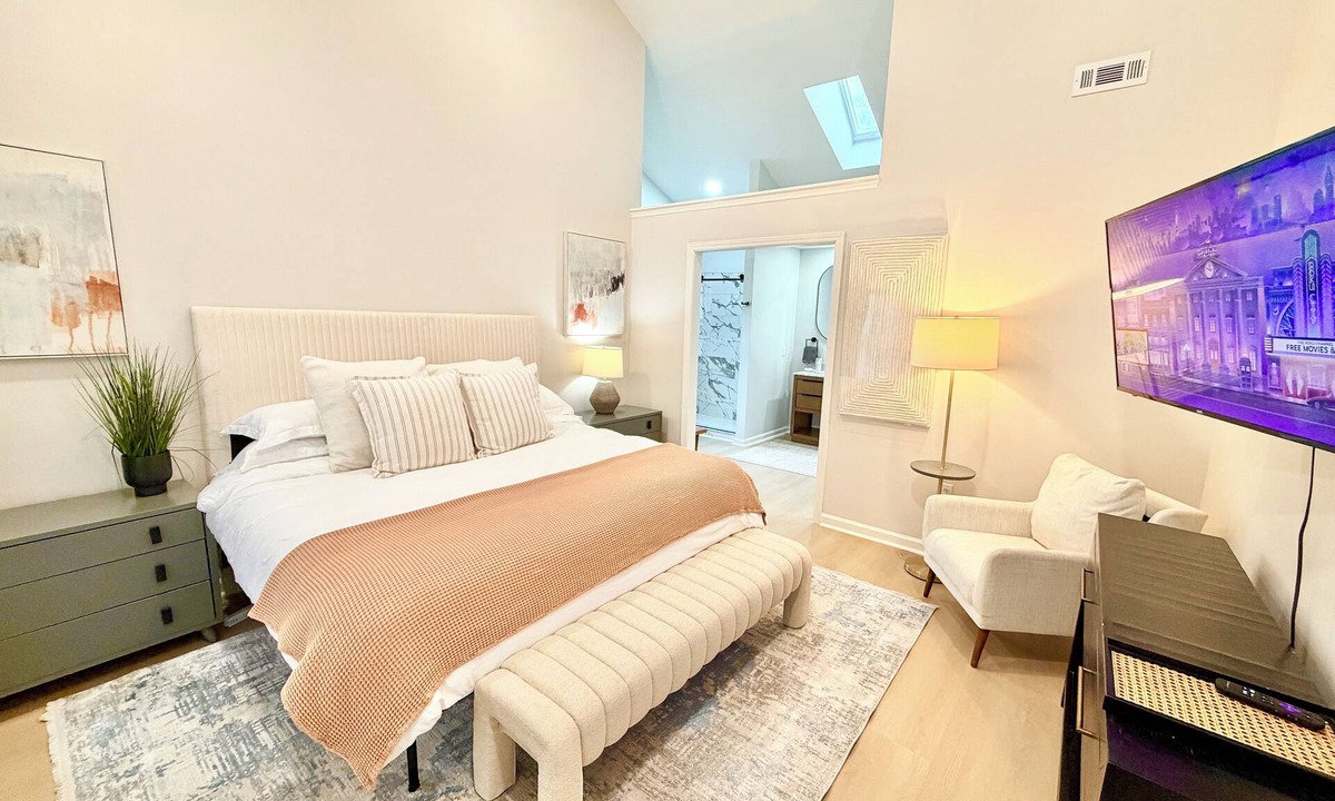 Cary House | Charming Cary Ranch Home-3 RM-1 King & 2 Queen Beds with yard & walk paths