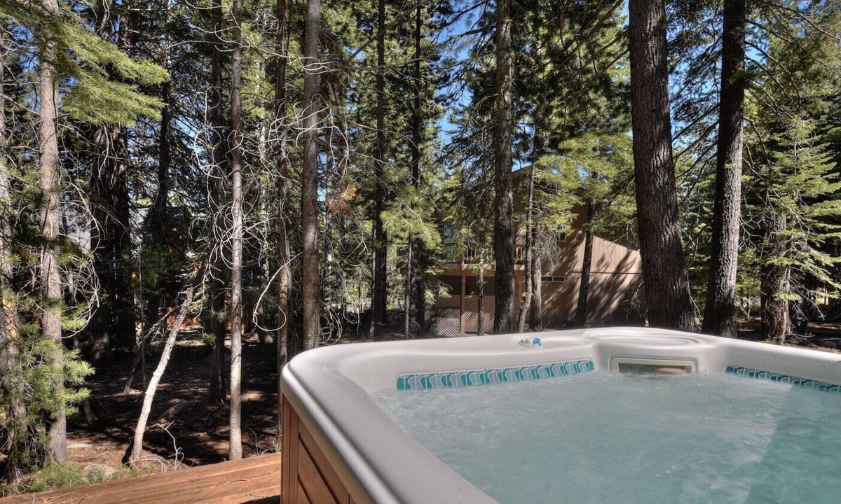 McKinney Estates House | Charming Cascade Chalet | Hot tub