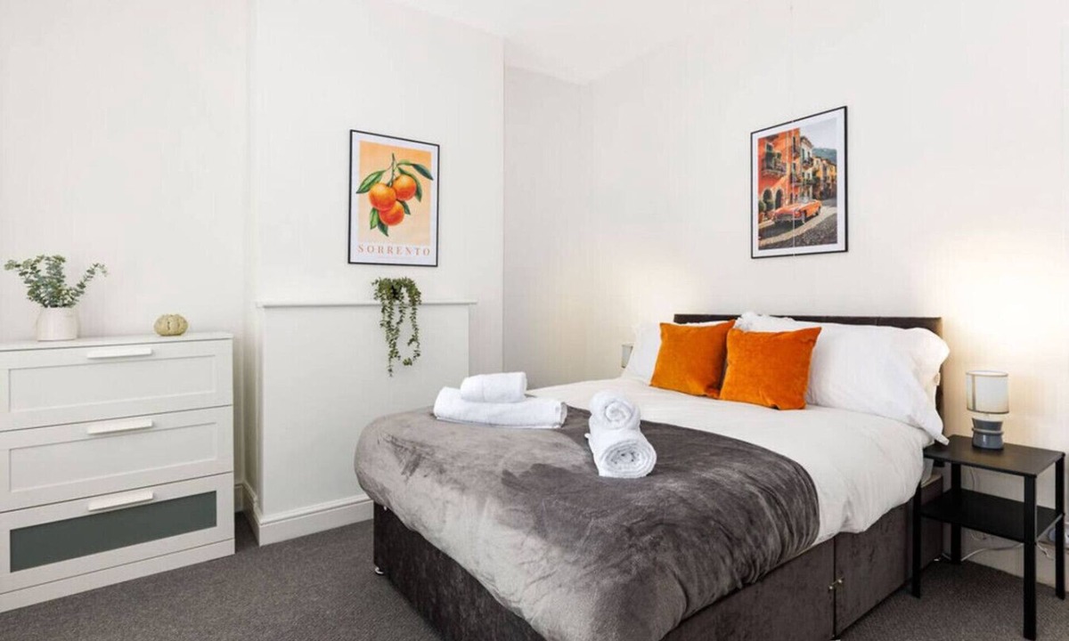 Oadby House | Charming Central Leicester 4 Bed Accommodation
