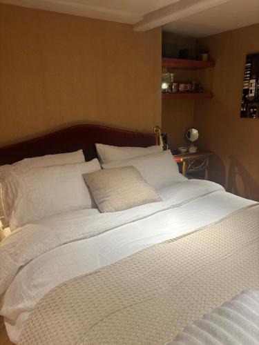 Winchester Apartment | Charming central Winchester room, self-contained