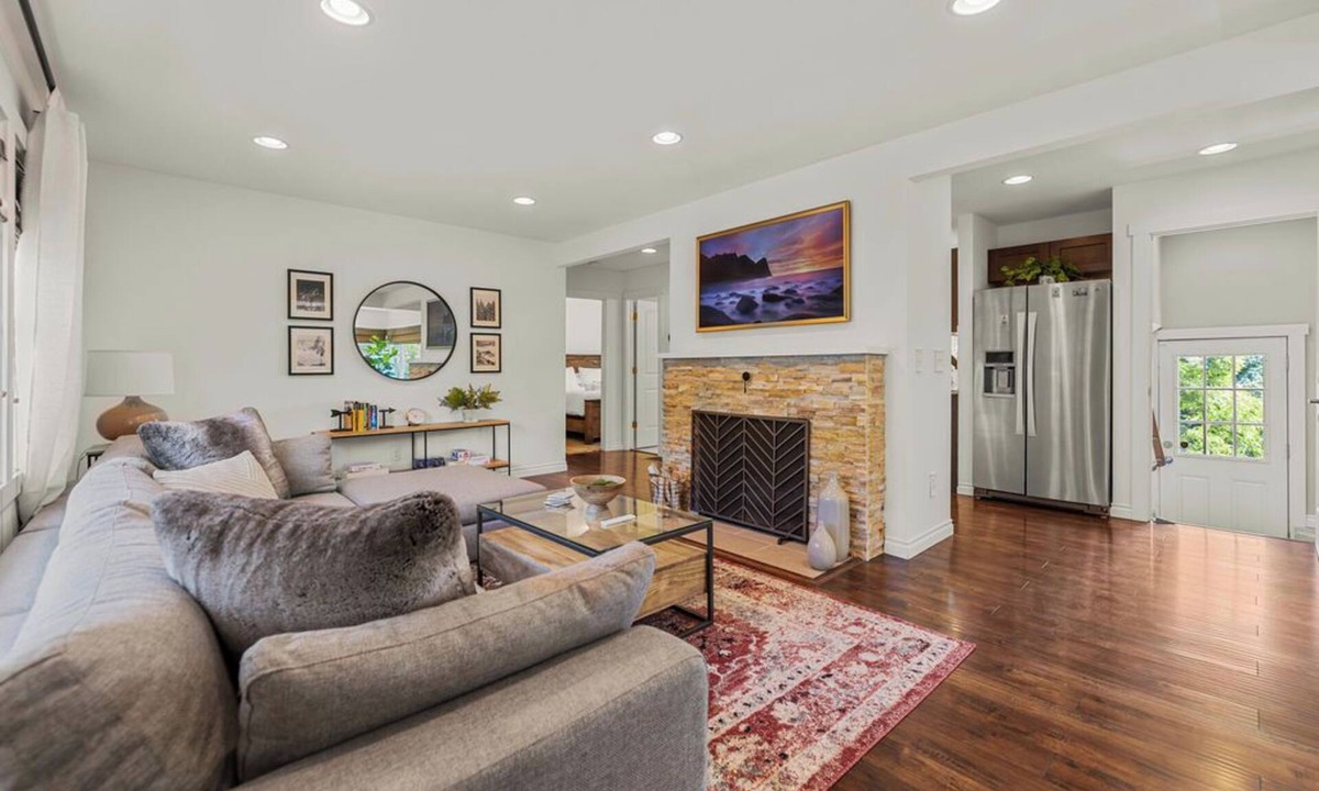 Vancouver House | Charming Centrally Located 2-bedroom House With Beautiful Valley View
