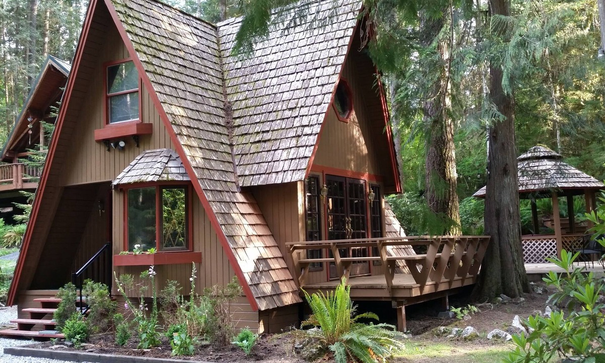Glacier Ski Chalet | Charming Chalet-Private Cedar Soaking Tub-Snowline-Owner Managed