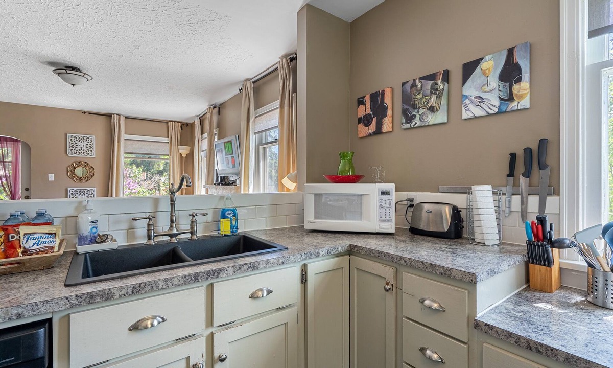 Shaganappi House | Charming Character 4 bedroom House, Private Pet-Safe XL Yard 5 minute Downtown