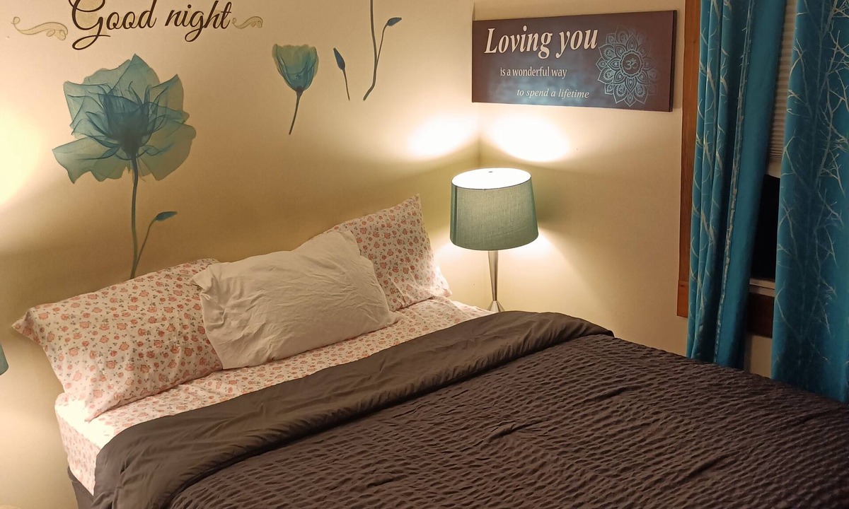 Sixteen Acres House | Charming -Clean-4-bedroom house with AC and WiFi in wonderful Springfield