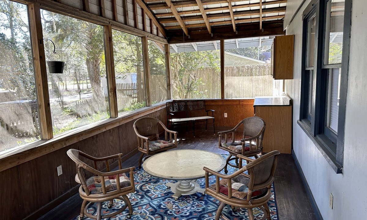 Micanopy Cottage | Charming, Clean & Cozy home one block from Downtown!