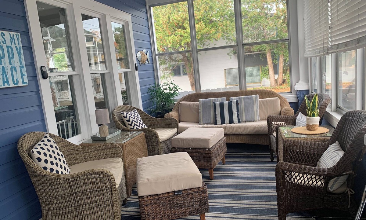 Lakeside Cottage | Charming Cottage in Lakeside close to Lake, Downtown & Central Park