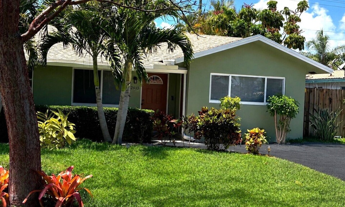 East Boca Raton House | Charming Coastal Cottage 2BR/2BA Close to beach, shopping, restaurants and FAU!