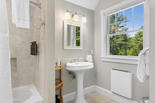 Boothbay House | Charming coastal cottage with deck, grill, firepit, and jetted tub