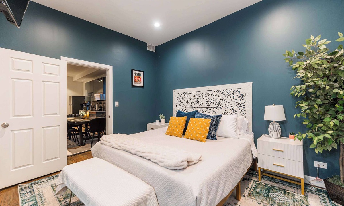 West Town House | Charming & Comfy Gem ~ 10 Mins to Downtown ~Patio!