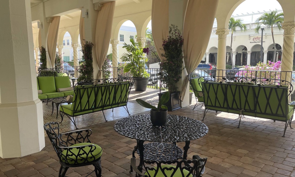 Palm Beach Condo | Charming condo, a block from the beach in the heart of Palm Beach.