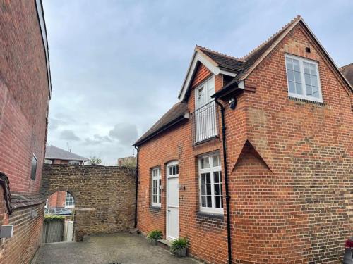 Guildford House | Charming & Cosy Town Centre Home with Parking