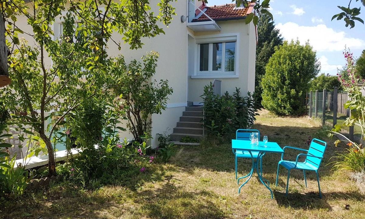 Muides-sur-Loire Cottage | Charming cottage near Château Chambord with garden and parking