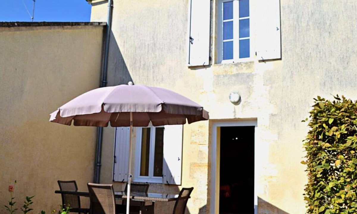 Salles-Lavalette Cottage | Charming cottage in Charente with garden, pets allowed