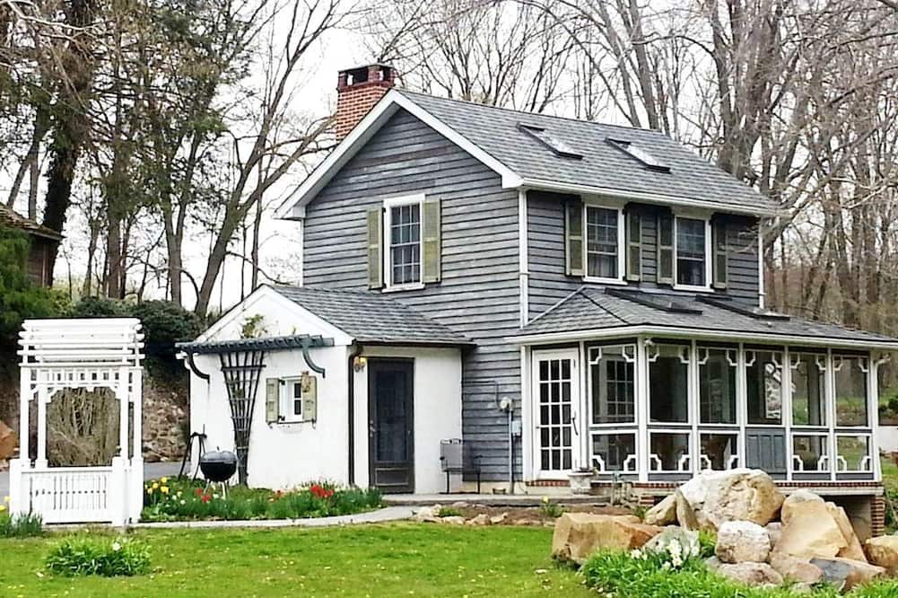 Phoenixville Cottage | Charming Cottage Getaway with an Indoor Fireplace in Chester Springs, Pennsylvania