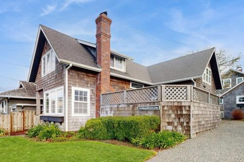 Seaside House | Charming cottage 1 block from the Prom & beach with private deck & Ping-Pong