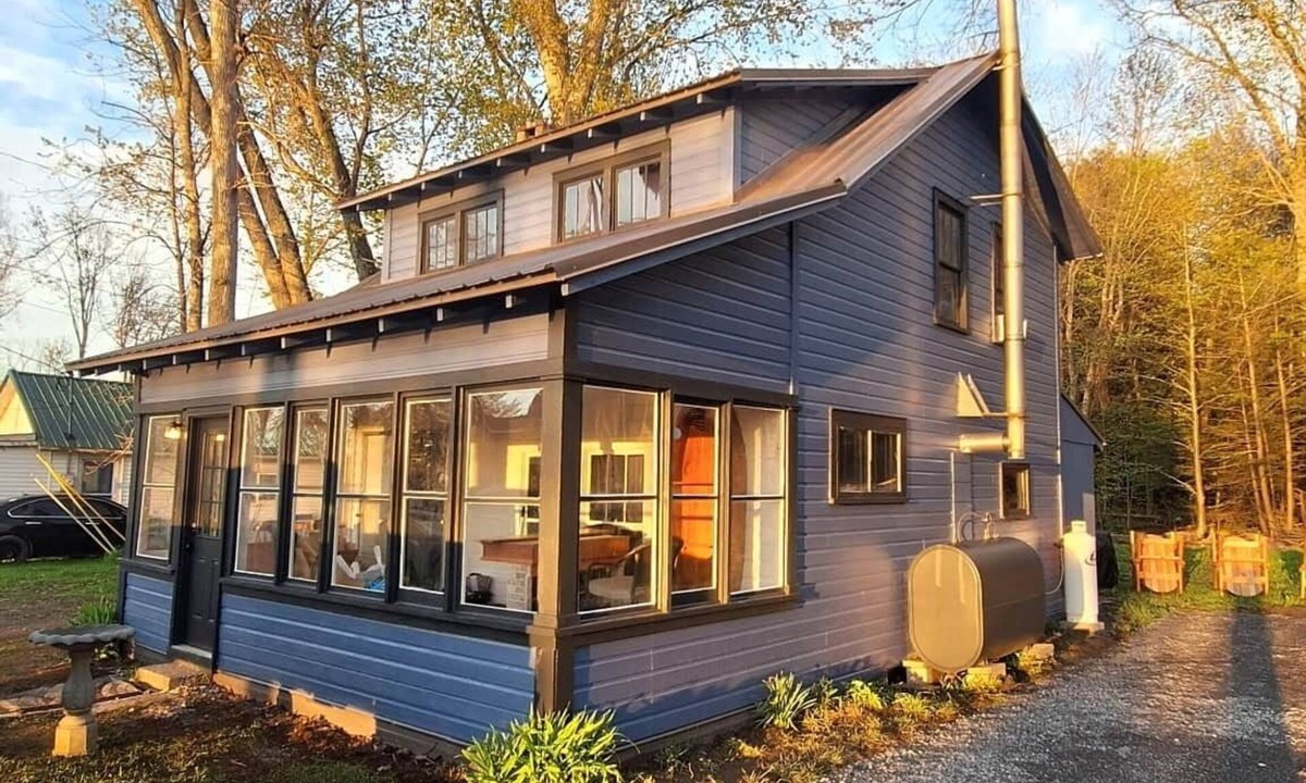 Maple View House | Charming Cottage by Lake Ontario | Firepit + Yard