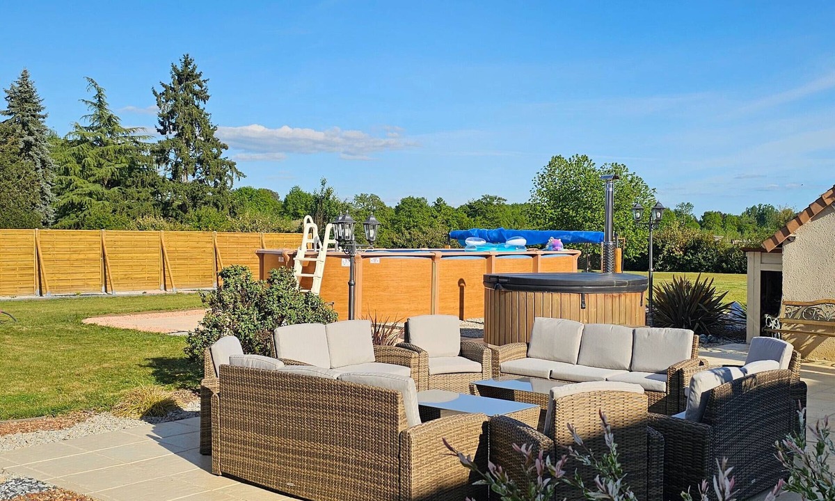Change Cottage | Charming cottage for 12 near Le Mans with heated pool
