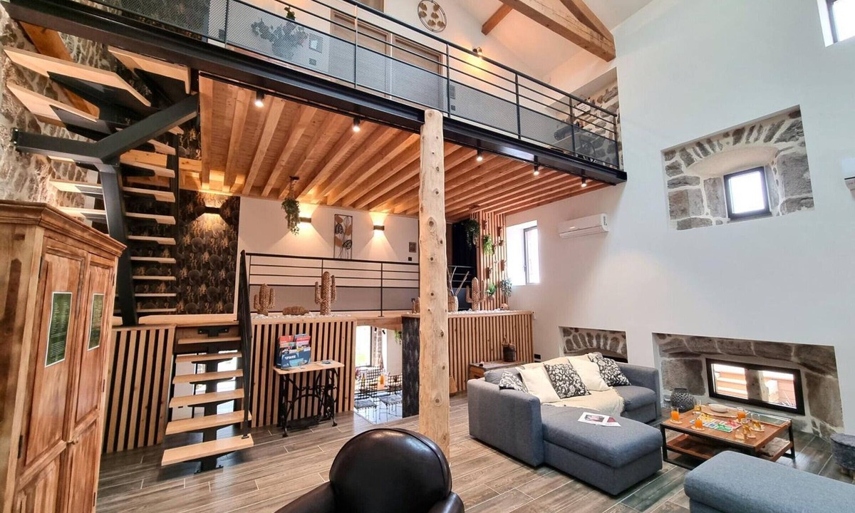 Champdieu Cottage | Charming Cottage for 6 with Garden and Spa in Champdieu