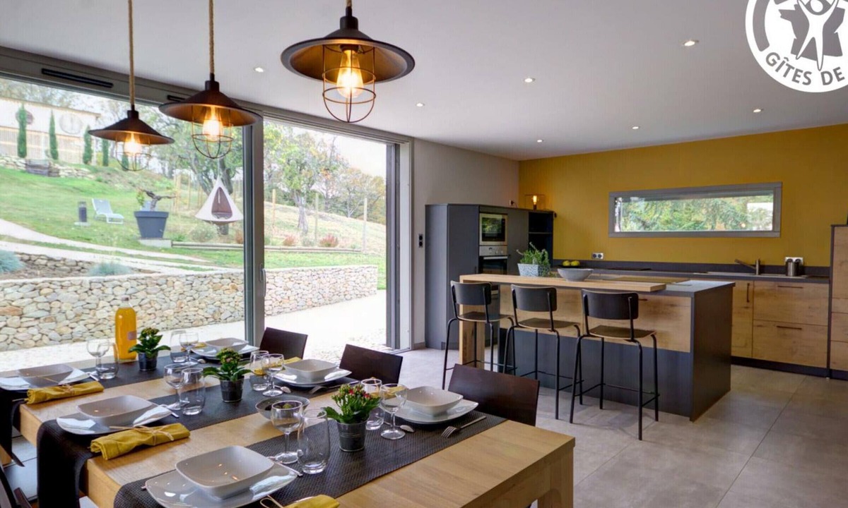 Montbrison Cottage | Charming Cottage for 6, Private Garden & Pond