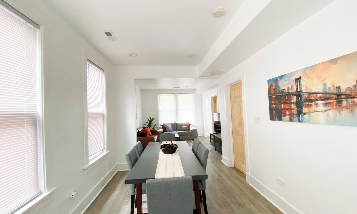 Tri-Taylor Apartment | Charming Cottage Home Near Little Italy & UIC