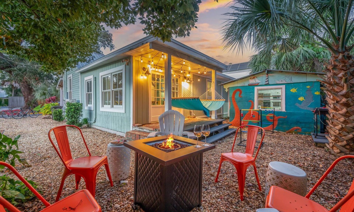 Lincolnville Cottage | Charming Cottage in St. Aug - Kids Room & Firepit