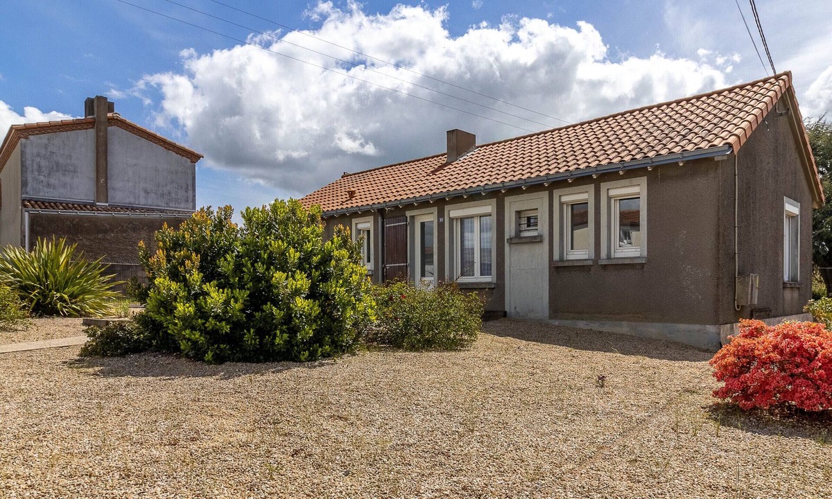 Saint-Germain-sur-Moine Cottage | Charming Cottage in Sèvremoine: Close to Shops, Attractions & Hellfest, Sleeps 5-6, Special Offer!